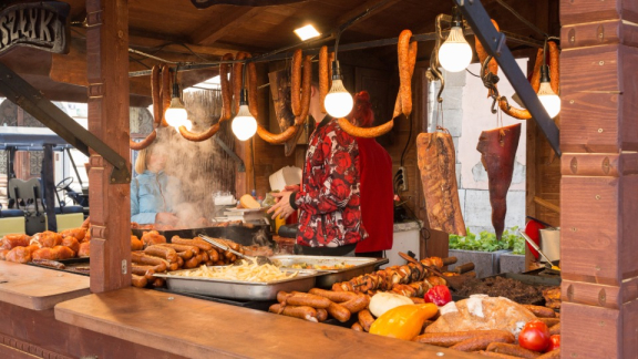 Essenstand in Polen, an dem verschiedene Gerichte mit Fleisch zubereitet werden