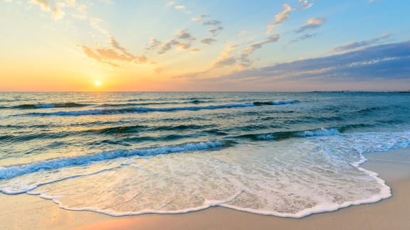 Strand in Tunesien mit Blick auf das Meer bei Sonnenuntergang