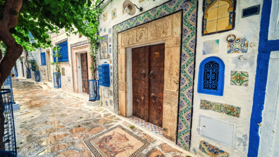 Kultur in Tunesien - Straße in einer historischen Stadt in Tunesien