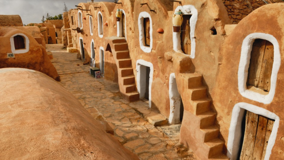 Besonderheiten in Tunesien - Straße in einem Berberdorf in Tunesien