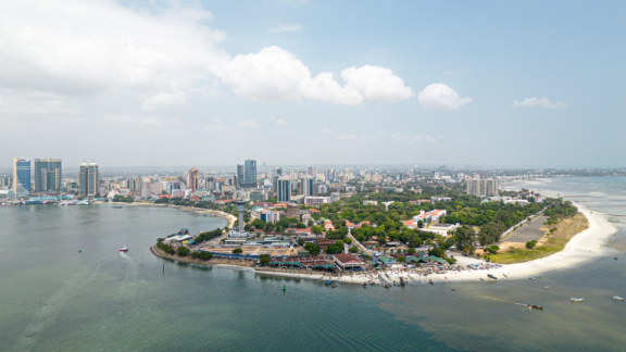 Luftbild einer Küstenstadt in Nigeria - Wirtschaft und Leben in Nigeria