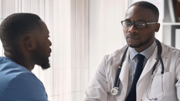 Ein Arzt aus Madagaskar führt ein Gespräch mit einem Patienten