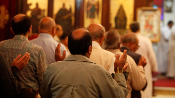 Religion in Ägypten - mehrere Männer sind betend in einem muslimischen Gottesdienst