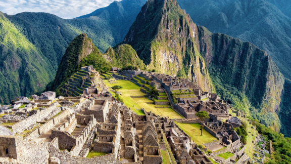 Luftbild des Machu Picchu im peruanischen Hochland