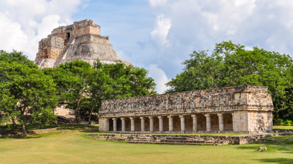 Chichén Itzá im Sommer als eine der bedeutendsten Maya-Stätten in Mexiko
