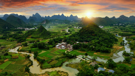 Landschaft mit Wäldern, Wiesen, Bergen und einem Fluss in Taiwan