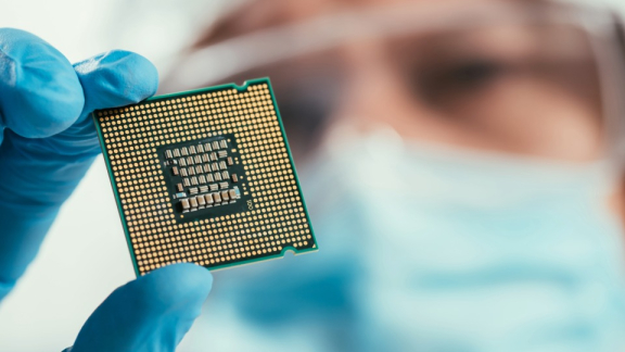 Eine Person hält einen Halbleiter zur Kamera als Zeichen für die besondere Bedeutung der Halbleiter-Industrie in Taiwan