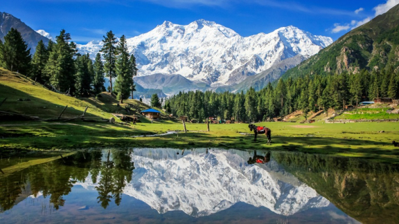 Landschaft mit See, Wald und Gebirge im Hintergrund in Pakistan
