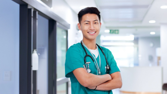 Ein Arzt aus Kambodscha blickt lächelnd zur Kamera