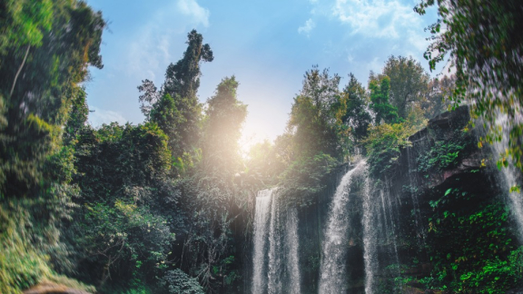 Eine Landschaft mit tropischen Wäldern und Wasserfällen in Kambodscha