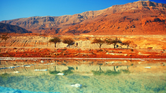 Rotes Meer mit Bergen und Wüste im Hintergrund
