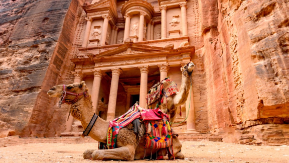 Zwei Kamele vor dem berühmten Mausoleum im UNESCO‑Welterbe Petra, Jordanien.
