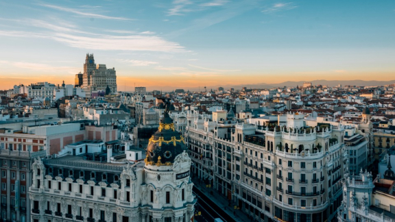 Stadtansicht von Madrid mit historischer Architektur und dicht bebautem Zentrum bei Abendlicht