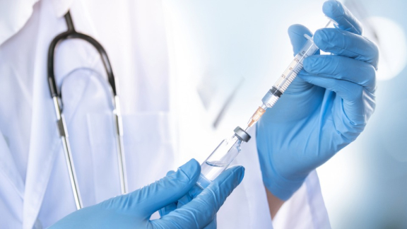 Ein Arzt aus Indonesien zieht eine Spritze mit einem Medikament auf