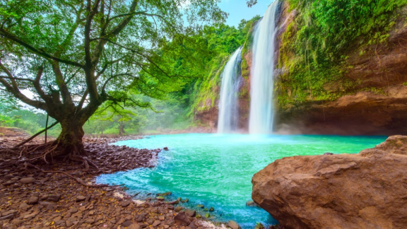See in Indonesien mit Wasserfällen und tropischen Wäldern