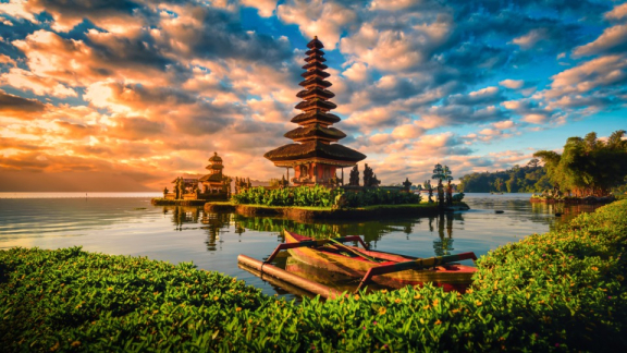 Balinesischer Wassertempel Ulun Danu Beratan bei Sonnenaufgang – Sinnbild Indonesiens kultureller und sprachlicher Vielfalt.