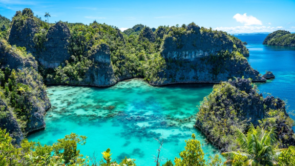 Türkisblaues Meer zwischen verschiedenen Inseln in Indonesien