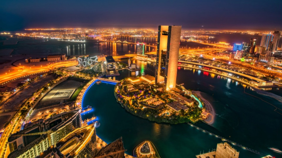 Hafen in Manama bei Nacht als Symbol für den Alltag und das Leben in Bahrain