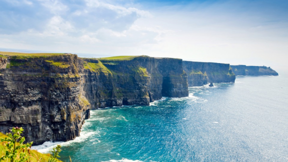 Die Cliffs of Moher in Irland als Beispiel für die beeindruckenden, aber gefährlichen Steilküsten des Landes.