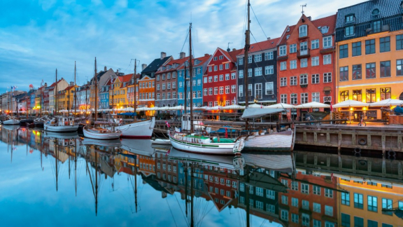 Bunte Häuser und Boote am Nyhavn in Kopenhagen als Symbol für Alltag in Dänemark