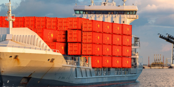 Containerschiff mit China-Containern im Hafen für Zollbestimmungen beim Umzug nach China