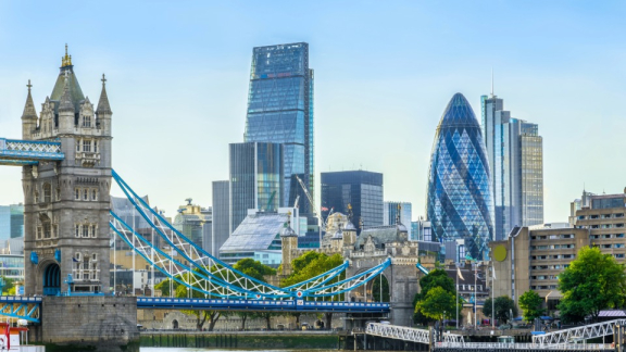 Die Londoner Skyline mit Tower Bridge – Wirtschaftszentrum für Financial Services und Tech-Branchen in Großbritannien.