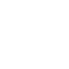 Familie steht gemeinsam für persönliche Anwesenheit