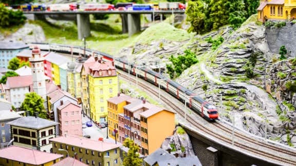 Eine weitläufige Modelleisenbahnanlage mit Stadt und Zügen, deren einzelne Modellbahnmodule für den sicheren Umzug mit DACHSER & KOLB vorbereitet werden.