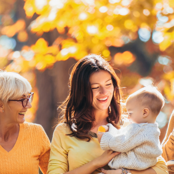 Multi-generation family in the park – symbolic image for the benefits for our customers