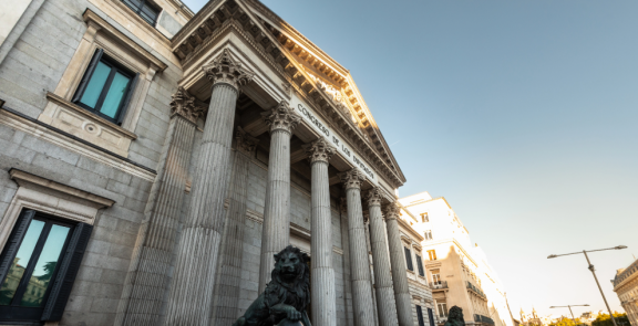Spanisches Parlamentsgebäude in Madrid mit Säulenfassade im Sonnenlicht