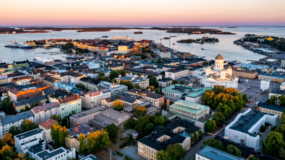 Luftaufnahme von Helsinki mit Stadtzentrum, Hafen, Inseln und Dom bei Abendlicht