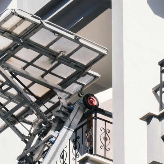 Möbellift im Einsatz transportiert Möbel auf einen Balkon. Umzugshelfer. Barrierefreier Zugang.