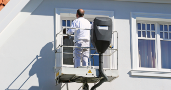 Möbellift im Einsatz transportiert Möbel auf einen Balkon. Umzugshelfer. Barrierefreier Zugang.
