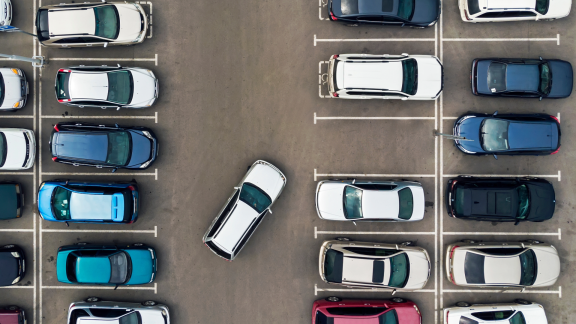 Luftaufnahme eines Parkplatzes mit Autos – zeigt Herausforderungen und Bedarf beim Umzugstransporter mieten.