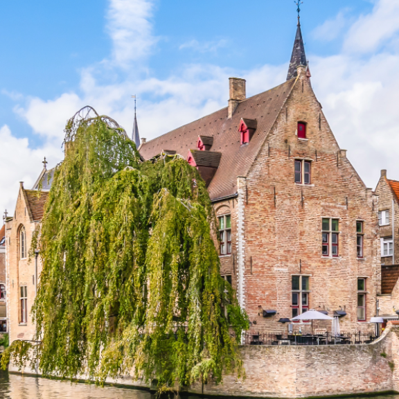 Historische Altstadt von Brügge mit Kanal und Belfried in Belgien