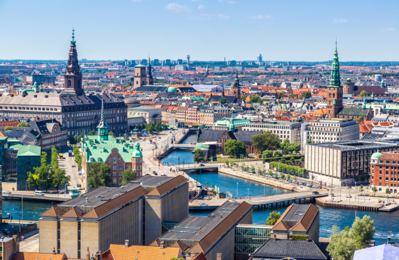 Stadtblick auf Kopenhagen mit Kanal, Brücken und historischen Gebäuden