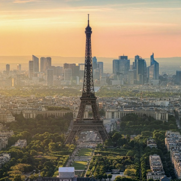 Eiffelturm und Stadtpanorama von Paris bei Sonnenuntergang
