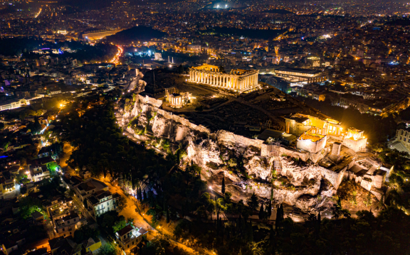 Nächtlicher Luftblick auf die beleuchtete Akropolis in Athen