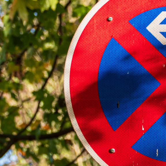 Verkehrsschild „Halteverbot“ im Freien – Halteverbotszone beim Umzug für freie Zufahrt und kurze Wege.