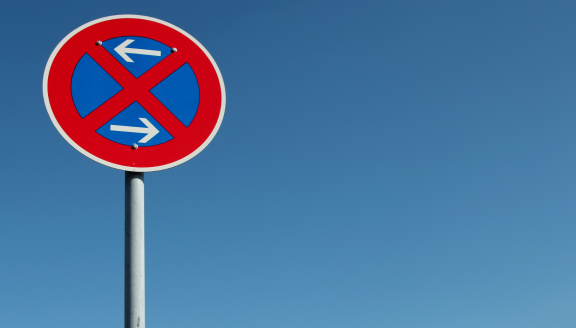 Halteverbotsschild vor blauem Himmel – Halteverbotszone beim Umzug für freie Ladefläche und Zufahrt.