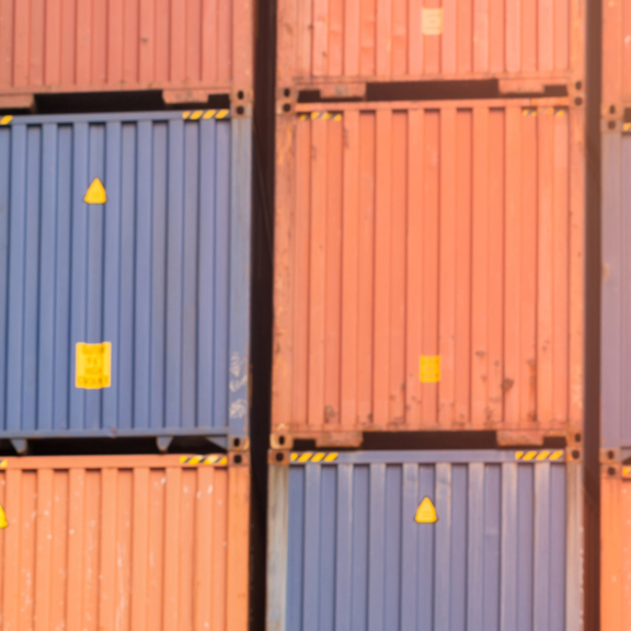 LKW-Fahrer mit Frachtbrief (Bill of Lading) prüft Container im Hafen. Logistik und Transport.
