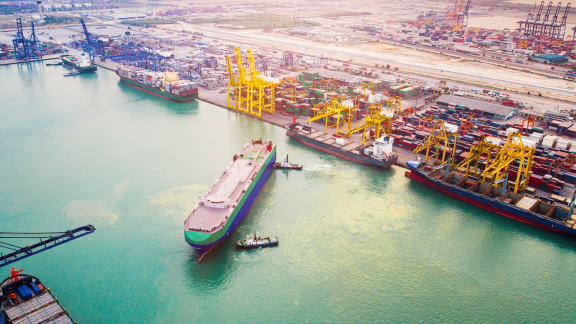 Luftaufnahme eines geschäftigen Containerhafens mit Schiffen und Kränen. Wichtig für Frachtbriefe (Bill of Lading) und globalen Handel.