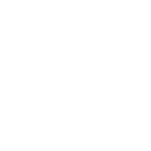 Zwei Hände halten ein Zahnrad mit Haken – Symbol für skalierbare Services und effiziente Lösungen.