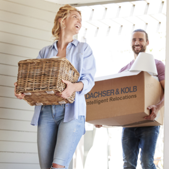 Team bei einer Besprechung mit Whiteboard – Symbolbild für Tipps und Wissen im Umzugs-ABC