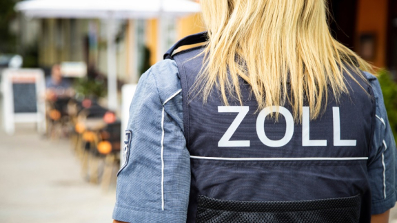 U.S. border officers reviewing entry documents – essential security step for your visa when moving to the USA.