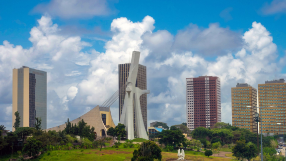 Hohe Gebäude einer Stadt in der Elfenbeinküste aus der Entfernung