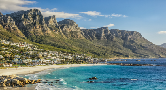 Küste mit Bergen in Südafrika