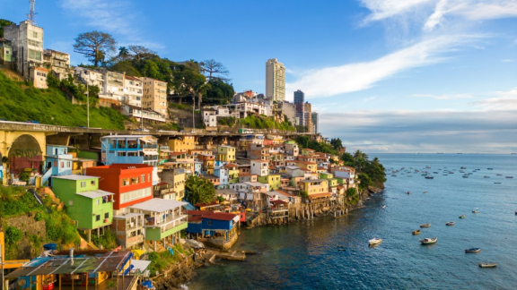 Stadt an der Küste in Brasilien mit bunten Häusern im Hang