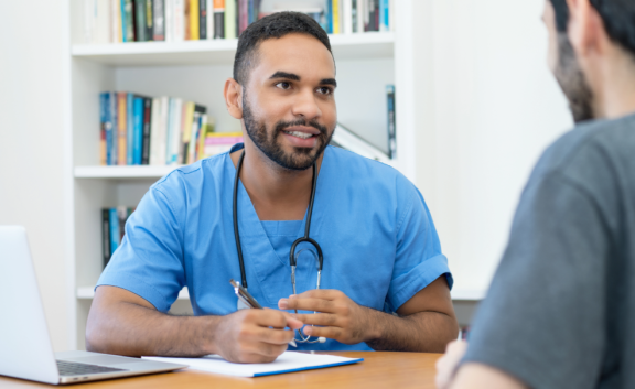 Arzt im Gespräch mit Patient – Auswandern nach Argentinien und Gesundheitssystem