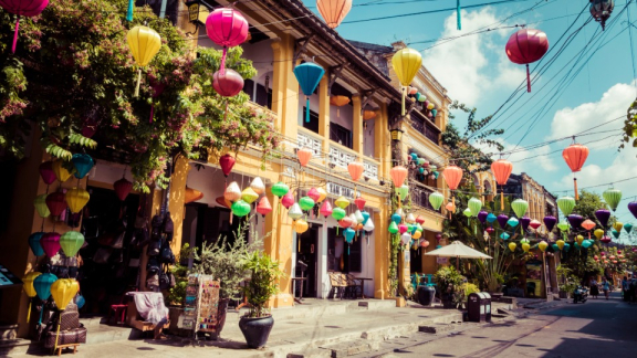 Straße in Vietnam, festlich mit Girlanden aus bunten Lampions geschmückt